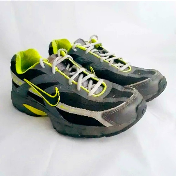 Nike Initiator Black Dark Grey Volt Men Casual Running Shoe NWOT size 8.5 US - Picture 1 of 5